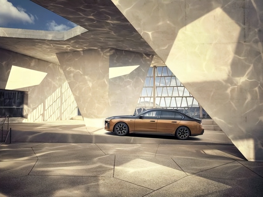 宝马史上最强电动车BMW i7 M70L上海全球首发