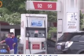 上海美女富婆开豪车错加95汽油，加油工：还没丰田贵，嘚瑟啥？