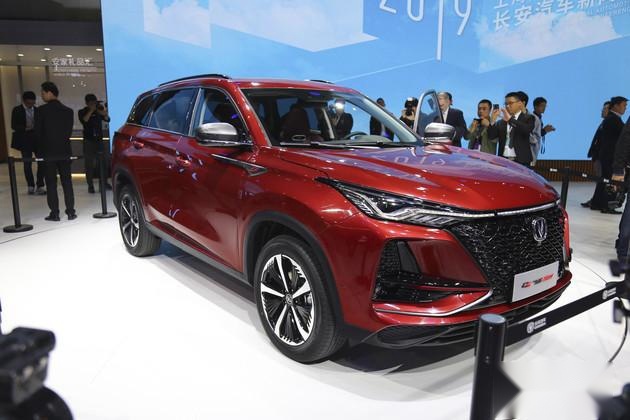 长安全新运动SUV，配双12.3英寸大屏与64色氛围灯，油耗最低6.7L