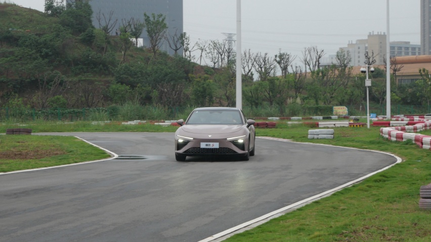 卡丁车赛道小试哪吒S，性能强堪称平民超跑，关键是帅