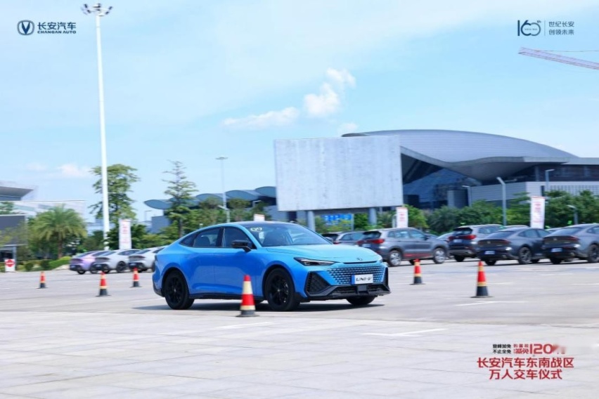 长安东南战区举行“万人交车”仪式，UNI-V 2.0T现场“秀肌肉”