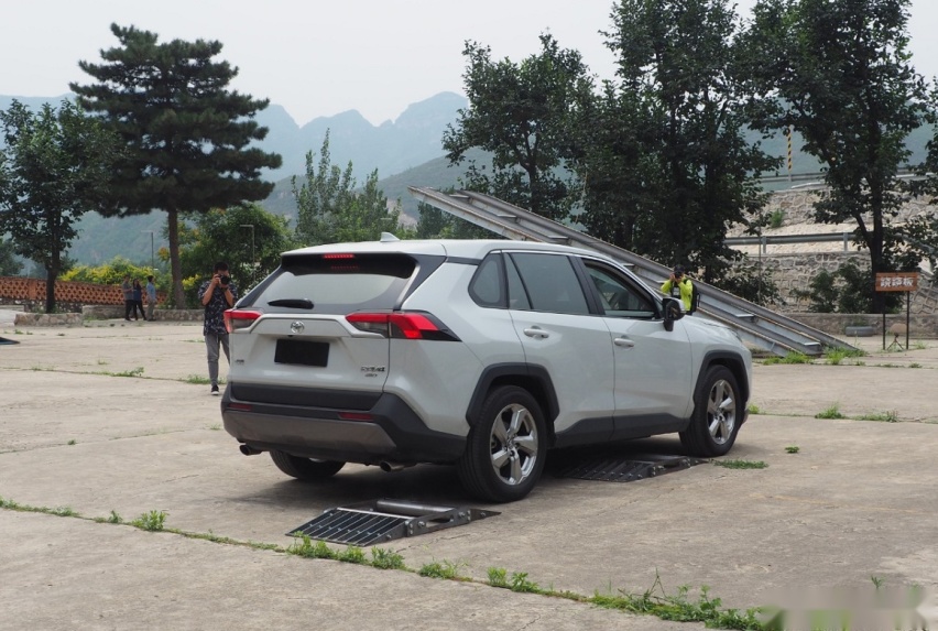 越野真较量，哈弗大狗和RAV4荣放究竟谁更“野”？