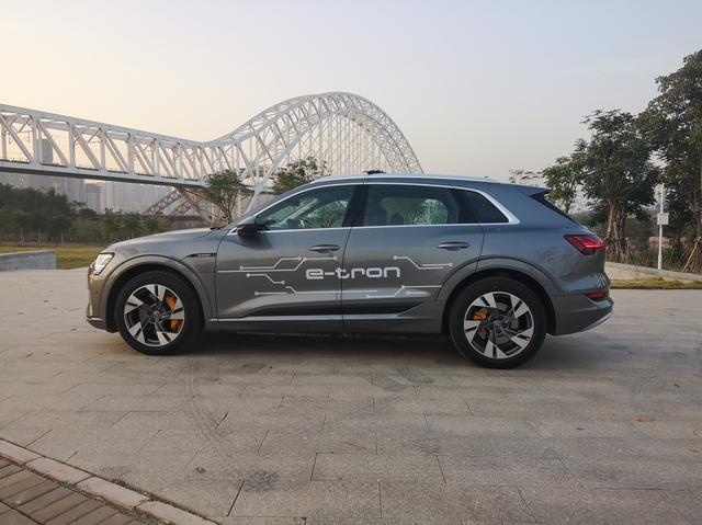 别被续航遮蔽双眼 奥迪 e-tron其实是一款真正的高性能纯电SUV