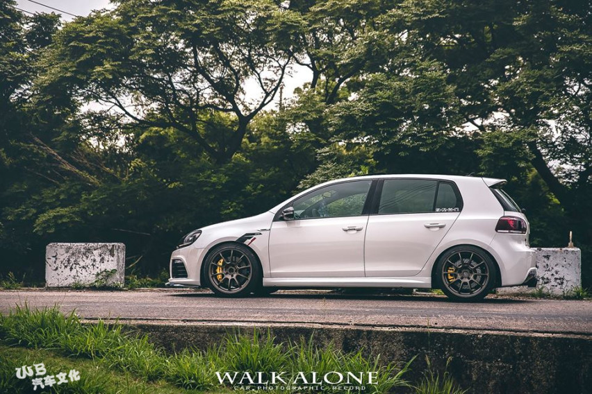 乡间小路中的一台钢炮高尔夫6 GTI