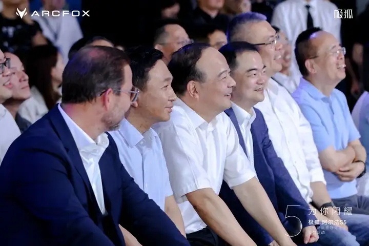 新能源巨头集结，北汽极狐联合麦格纳宁德时代，开启阿尔法S5交付新纪元