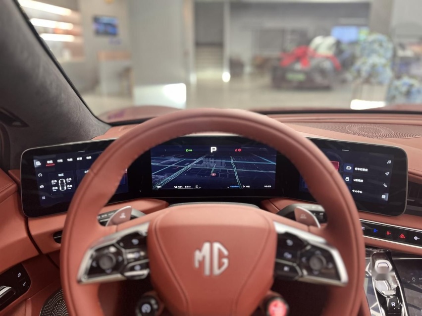 30万级敞篷跑车，MG Cyberster到店实拍，剪刀门真的拉风