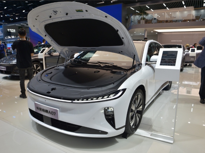 长安推出的新车，长近5米造型科幻，可加油可充电，成都车展亮相