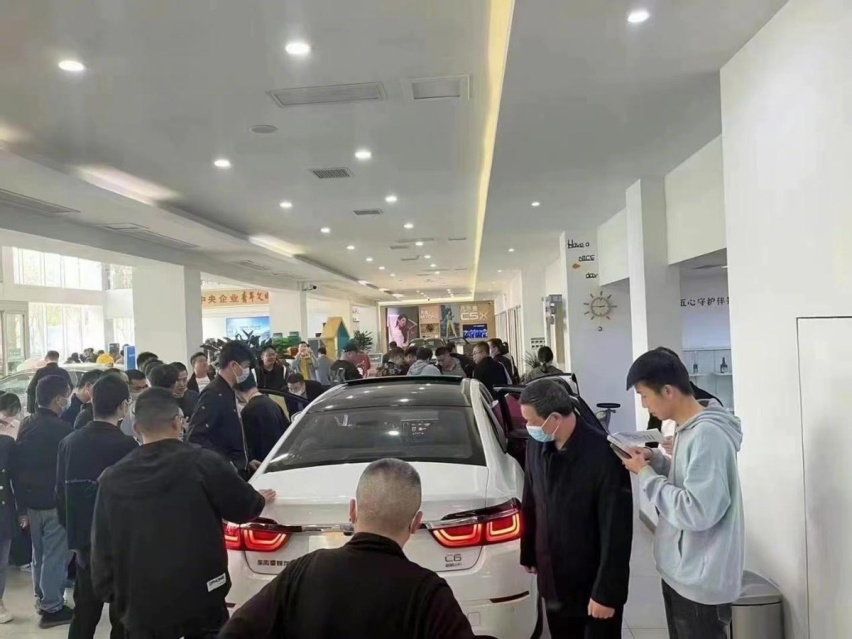 疯了！4S店热闹成菜市场，C6、楼兰等卖断货，各地汽车大促销来了