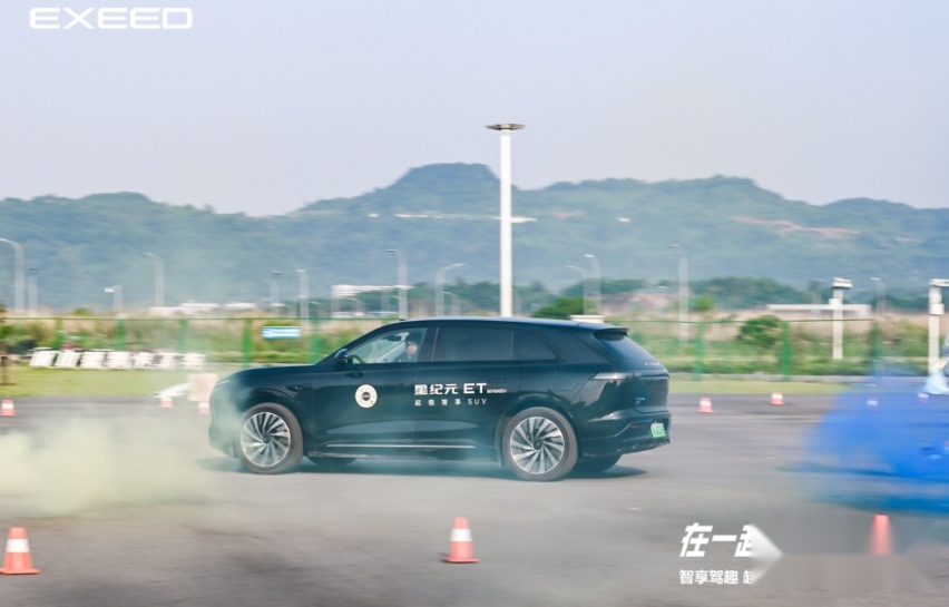 星纪元ET纯电增程都有，使用800V电驱，综合续航1500公里