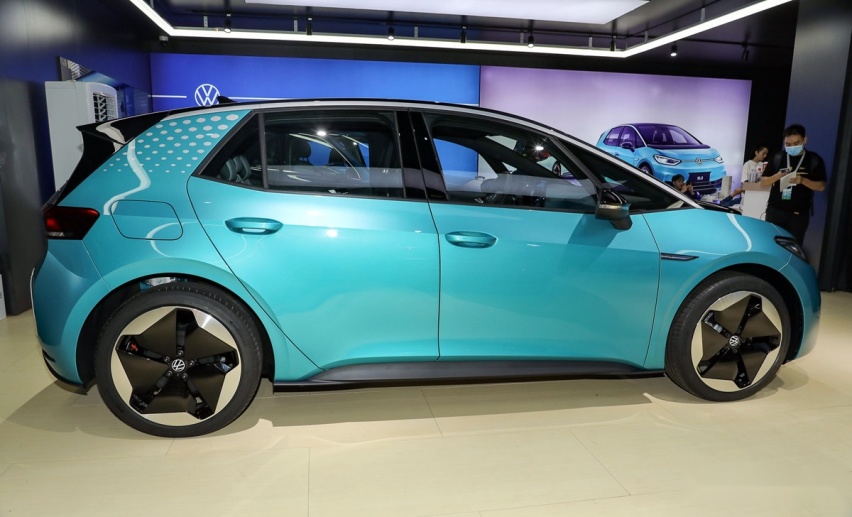 大众打造的全新两厢车，轴距超高尔夫，车标会发光，预计13万元起