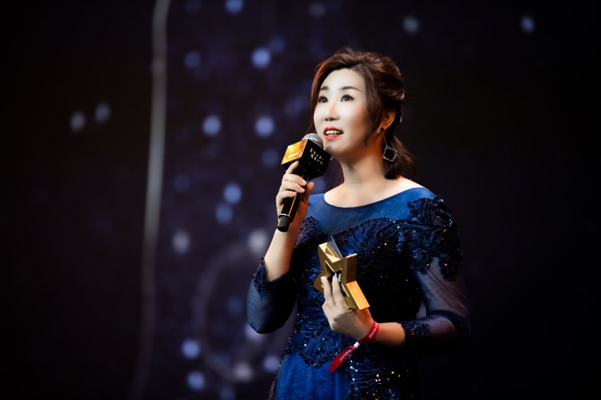 众星云集的芭莎明星慈善夜，他占据了人气偶像们合影C位