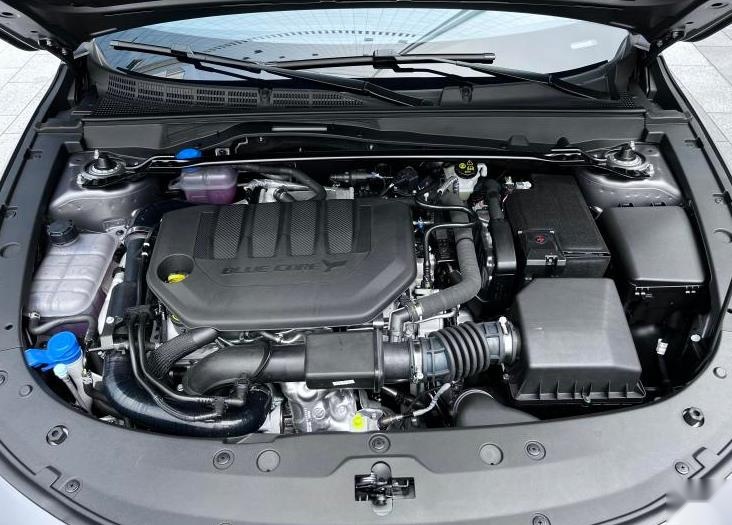 2.0T+爱信8AT，双边共四出的排气，长安UNI-V这是要运动到底？