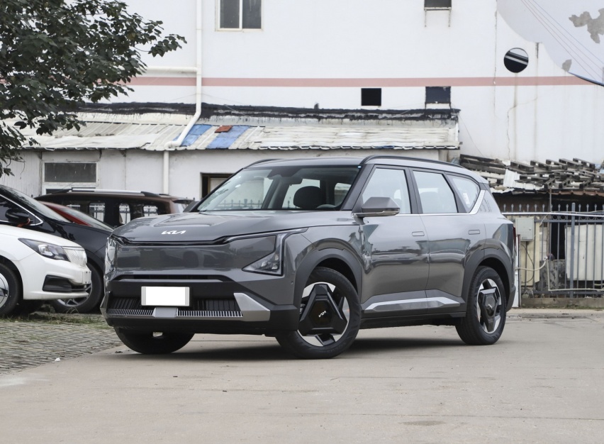 起亚首款纯电SUV！14.98万起外观很炫酷，标配四轮独悬，续航出众