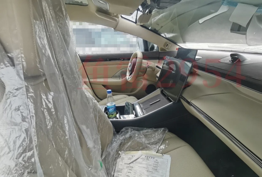 华为首款纯电轿跑内饰谍照曝光，除了HarmonyOS4还有哪些惊喜？