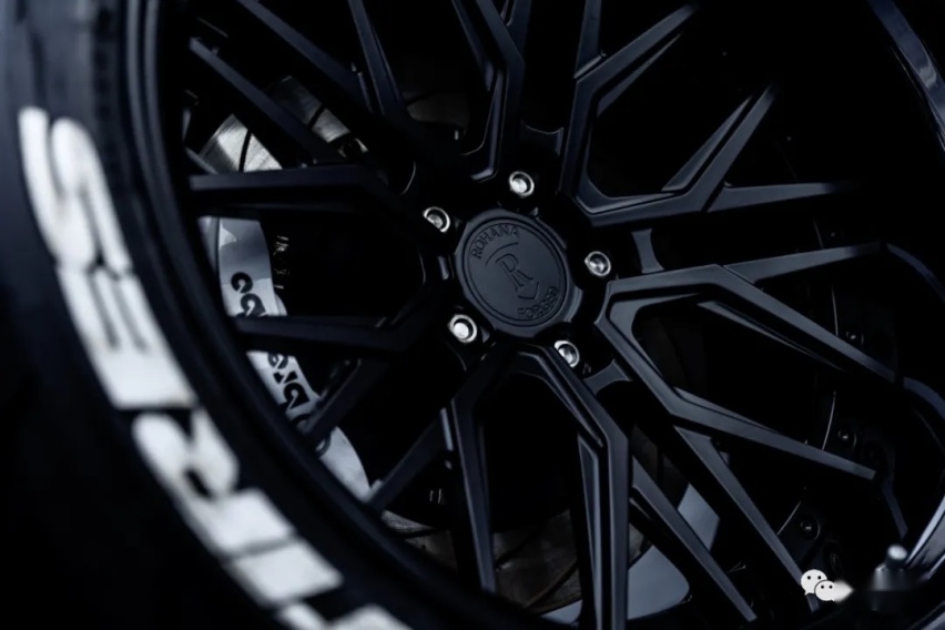 再次进化的日产GT-R R35，单单机舱就放进了两台思域的价格