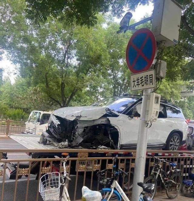 北京一蔚来ES8发生车祸撞上护栏 车辆受损严重