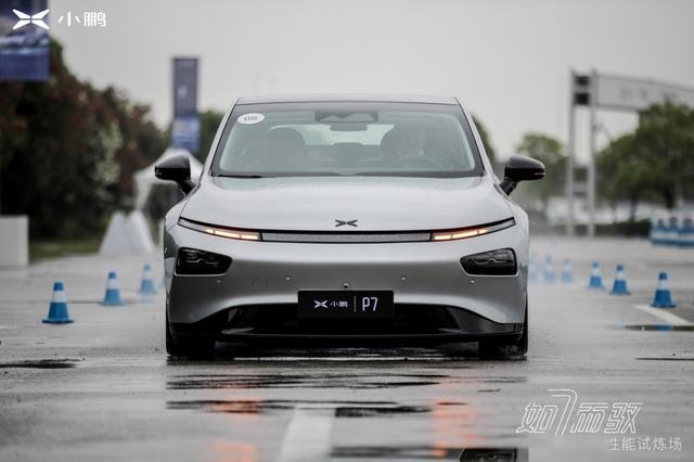试驾｜4.3秒破百，智能轿跑小鹏P7单挑特斯拉Model S