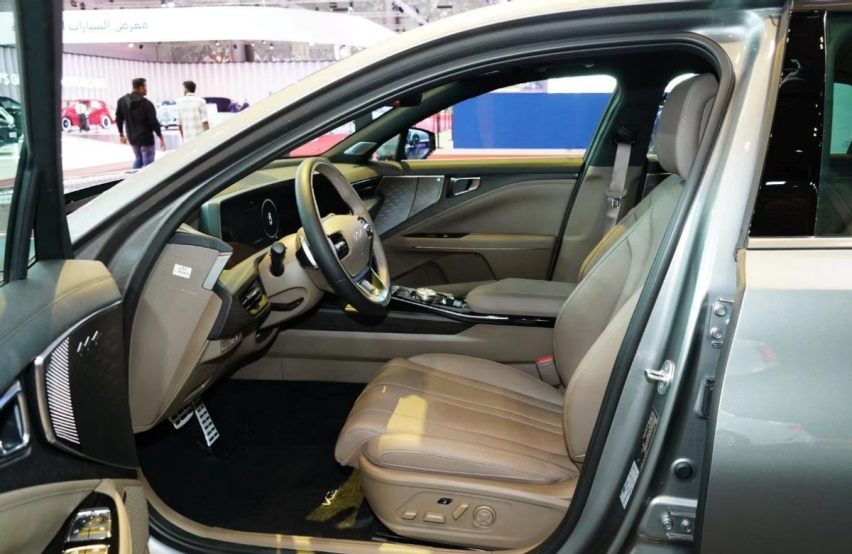 起亚的全新C级车，长5米多，搭载3.5L V6发动机，车尾像红旗H6