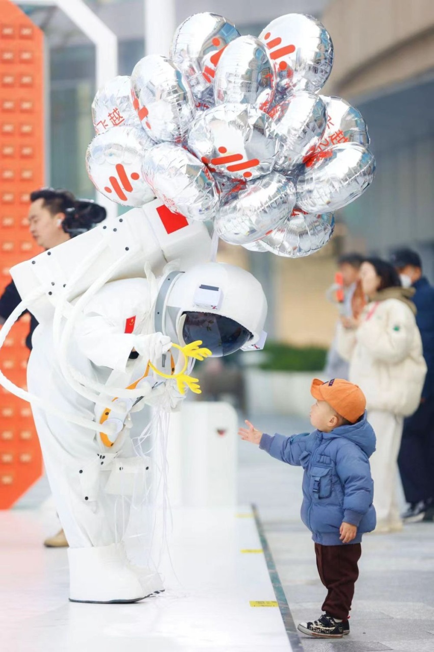 巨型宇宙飞船空降成都！智己LS6跨年限定特展火爆启幕