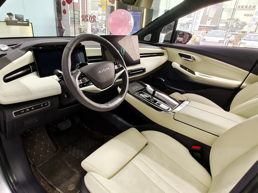 3.9秒破百 实拍广汽埃安LX PLUS 配置是亮点