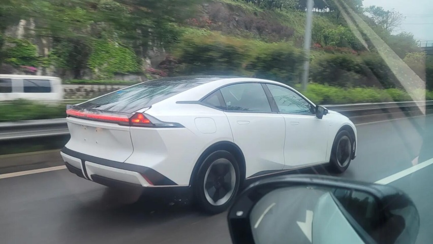 长安深蓝C385实车现身，配无框车门+电动尾翼，续航700km？