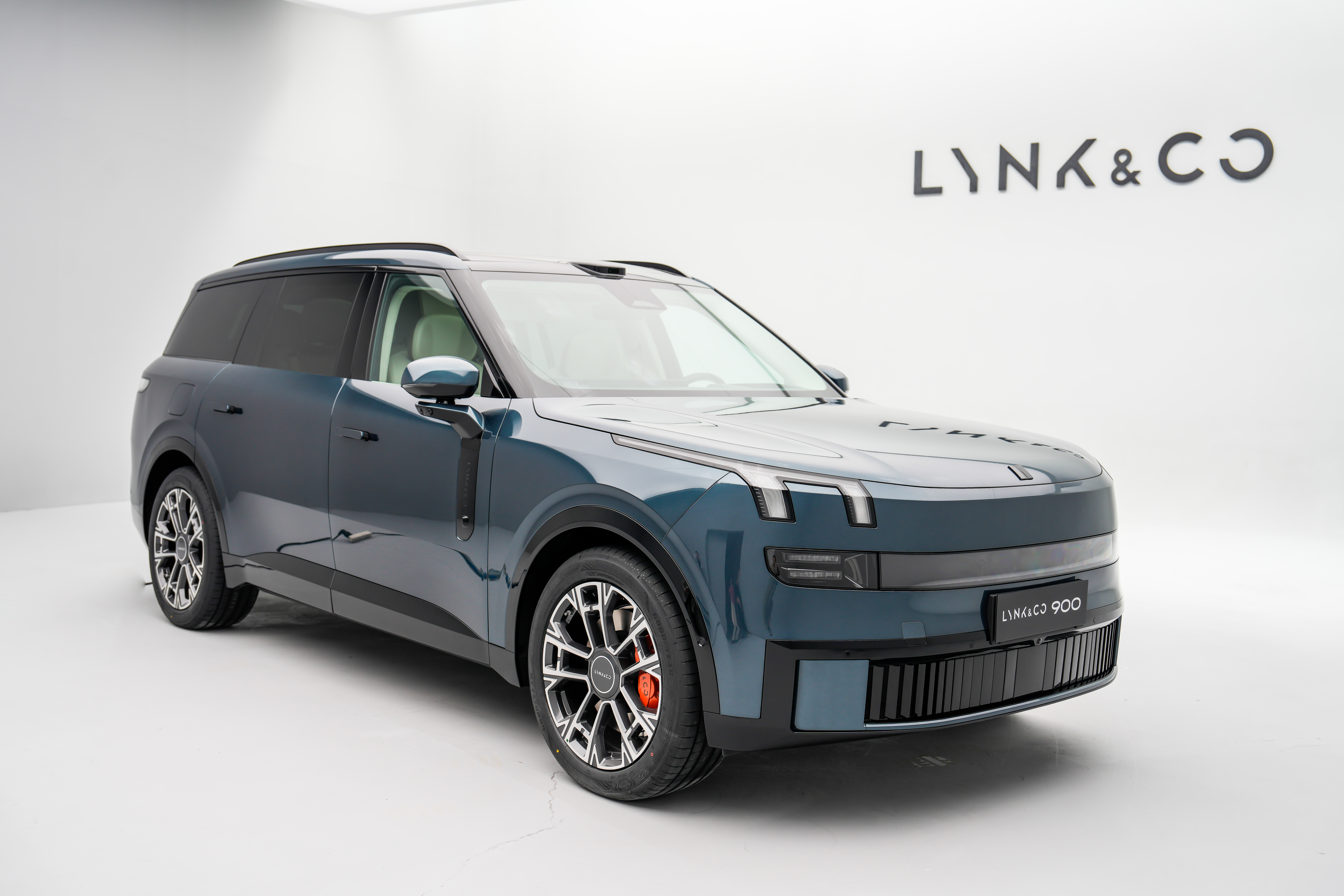 領克900登場:技術上跟騰勢N9扳手腕,設計體驗和理想L9拼刺刀 領克900登場:技術上跟騰勢N9扳手腕,設計體驗和理想L9拼刺刀