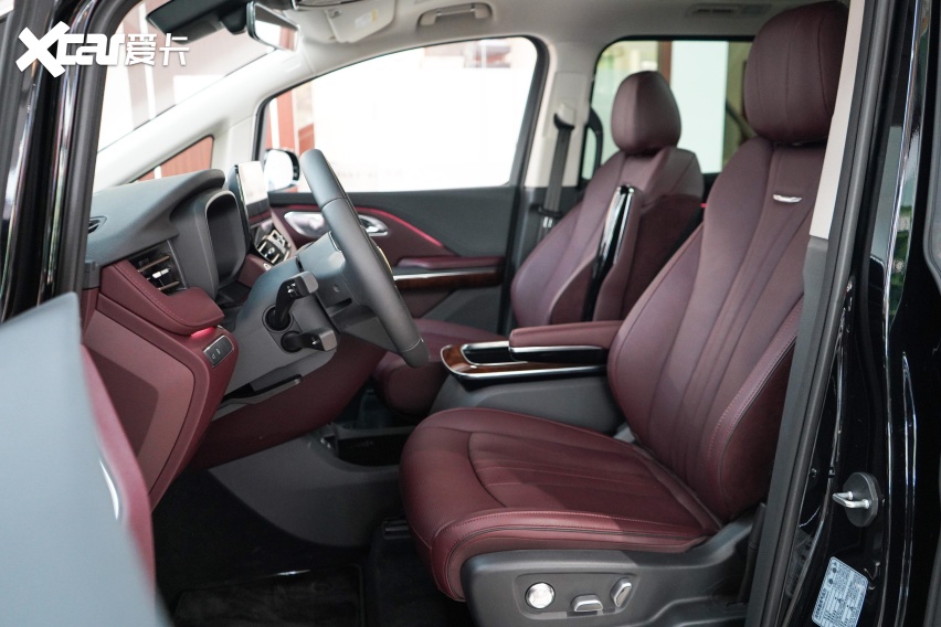 实拍红旗首款mpv 内饰豪华又商务 留给gl8的时间不多了