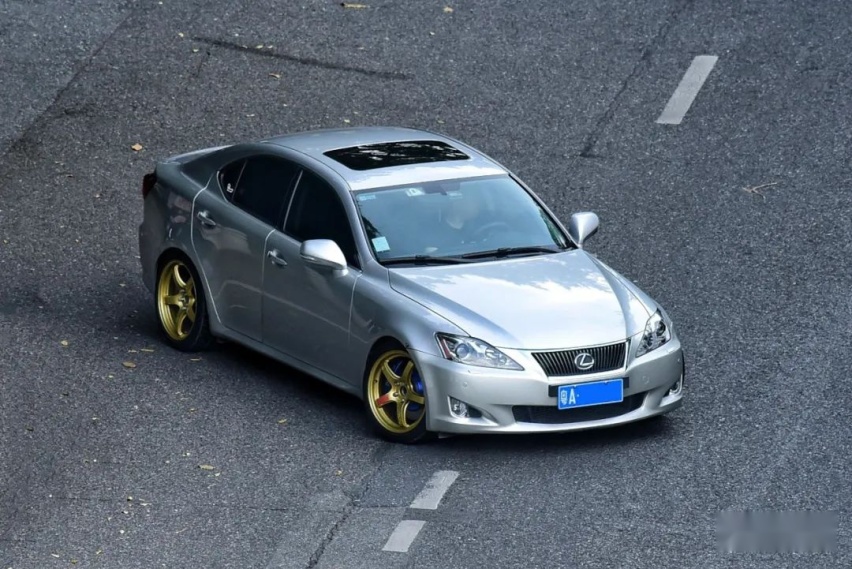 3.5 V6+后驱的雷克萨斯IS300，雷车也能玩出