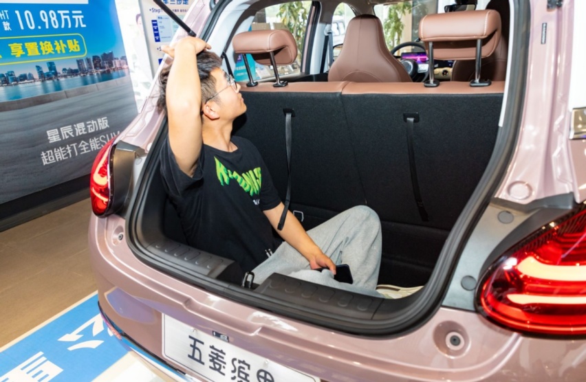 五菱又造爆款，后备箱可藏一个人，上市才4个月，平均月销超2万
