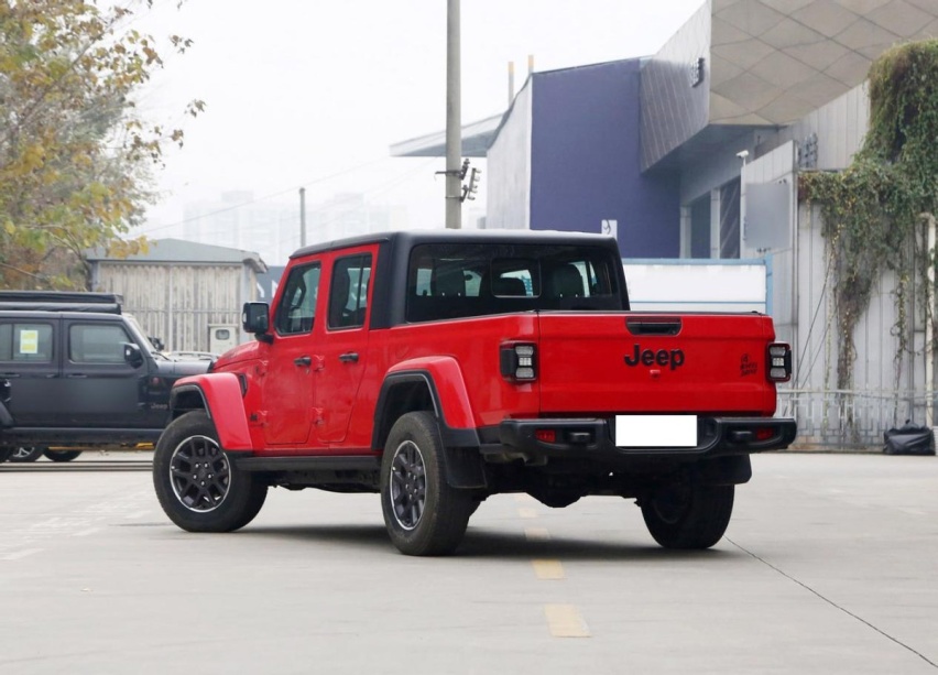 售价46.99万元，Jeep角斗士价格调整，搭载3.6L V6发动机