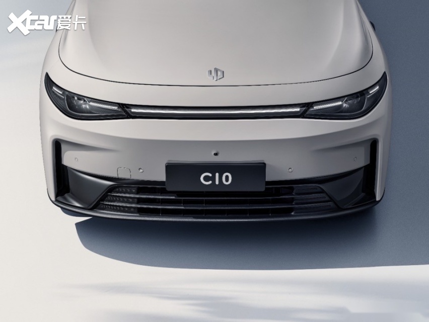零跑C10来了，价格只要12.88万，预售破4万辆，这车能成爆款吗?