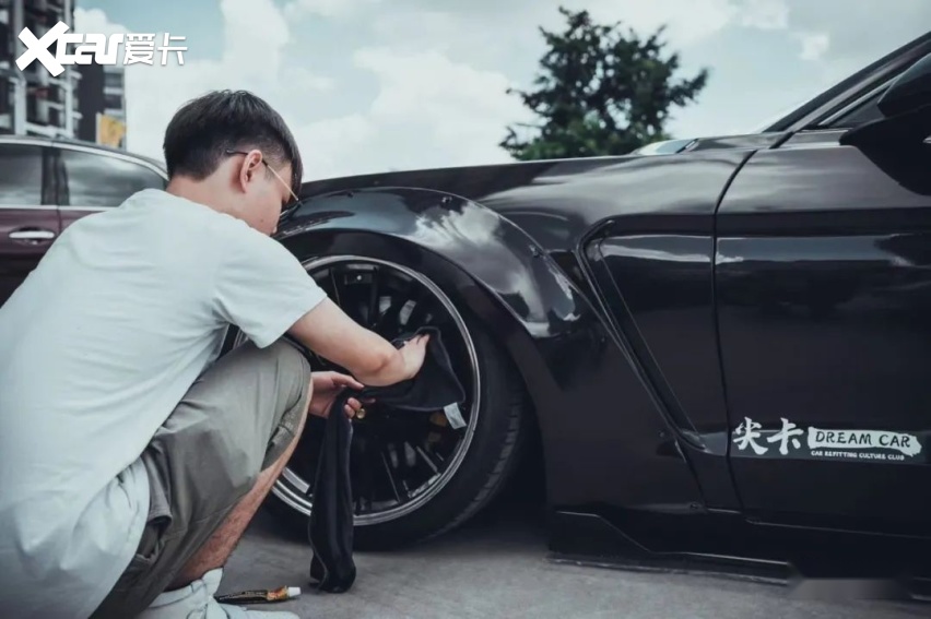 受父亲影响打造宽体福特Mustang，底盘灯让我成为