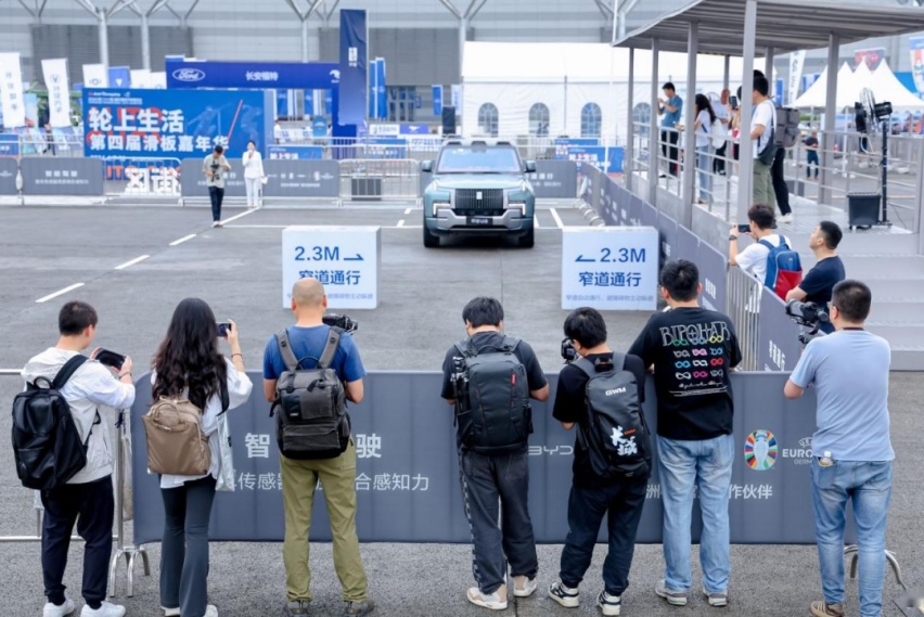 智能才是新能源时代的决胜关键！比亚迪智能化街区亮相重庆车展