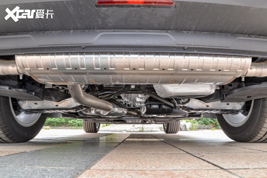 底盘方面,全新大众途锐全系标配全时四驱系统,悬架与旧款途锐相同