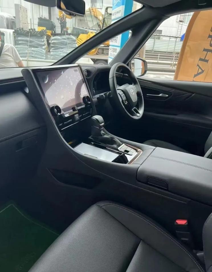 日本网友全新埃尔法提车，标配约合人民币32万，你啥感受？