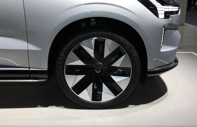 沃尔沃EX90上市时间定了！封闭前脸+发光LOGO＋激光雷达