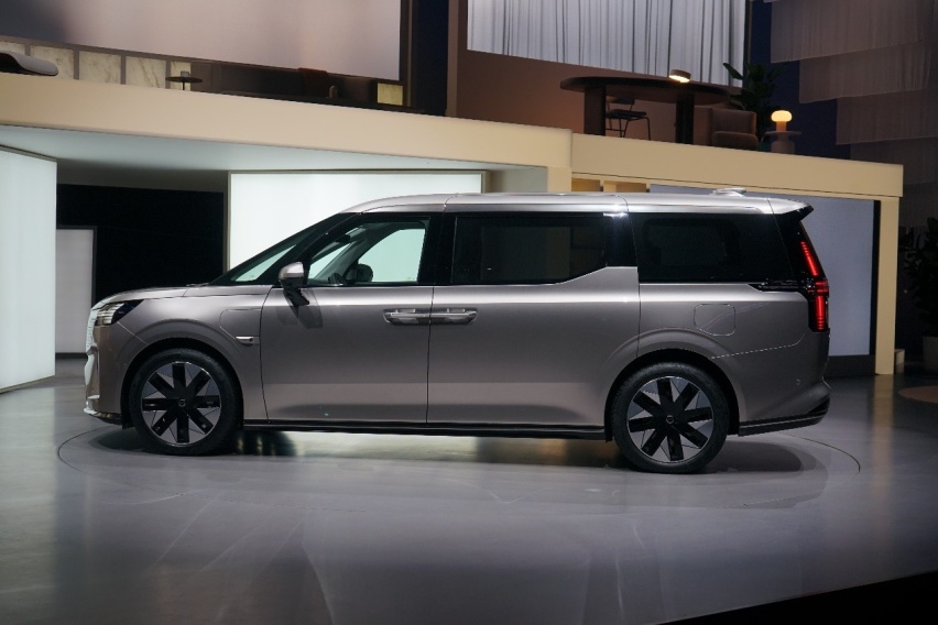 售价81.8万元，沃尔沃首款纯电豪华MPV EM90全球首发