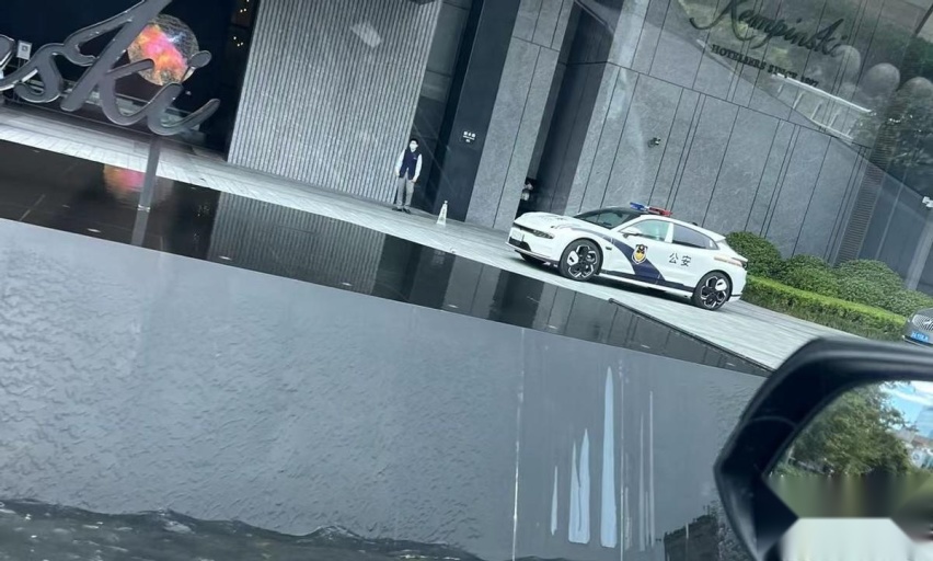 不用羡慕迪拜的壕，极氪001化身最帅“警车”神似法拉利FF