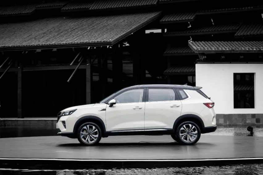 五菱星辰上市，1.5T+CVT低配仅售7.98万元