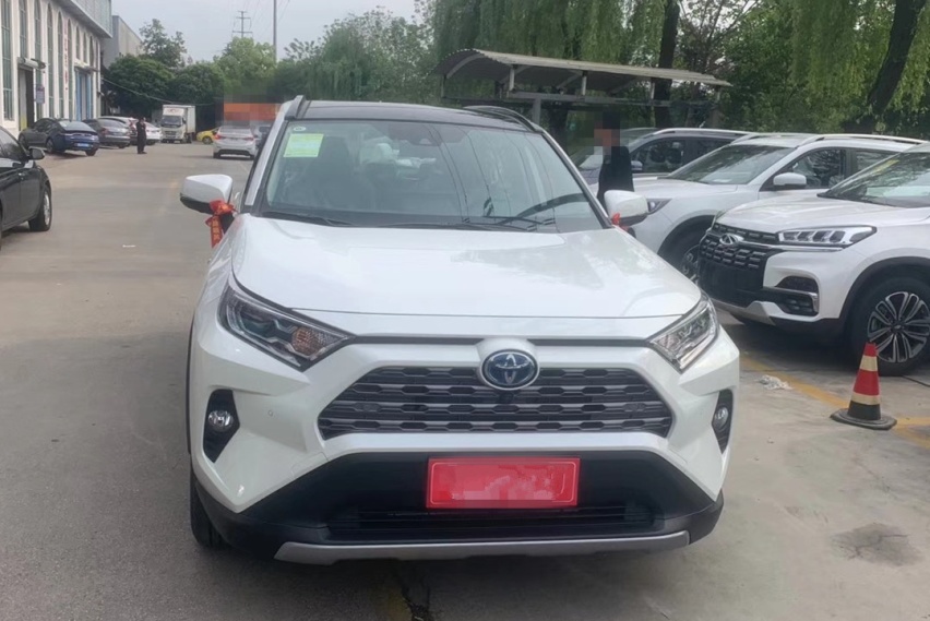 25.6万喜提丰田RAV4荣放，外观硬朗大气，百公里油耗仅5
