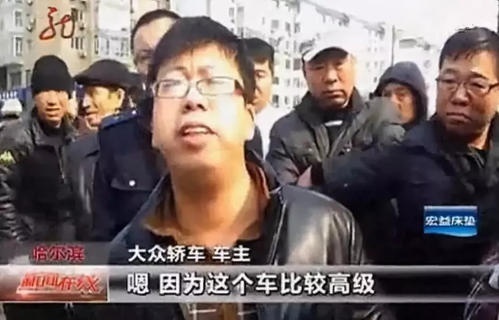 新提的大众探岳，牌没上就断轴，网友：10厘米的马路牙都上不去