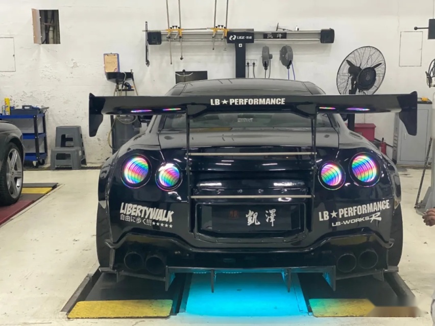 再次进化的日产GT-R R35，单单机舱就放进了两台思域的价格