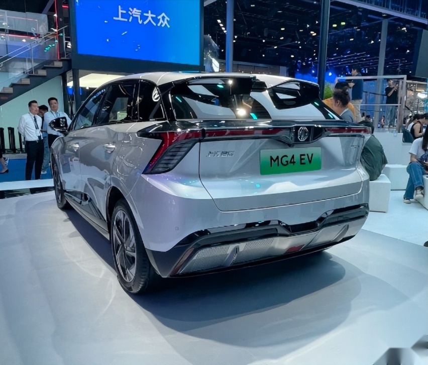 五连杆+“弯控”系统，名爵MG4纯电版，颜值不弱海豚
