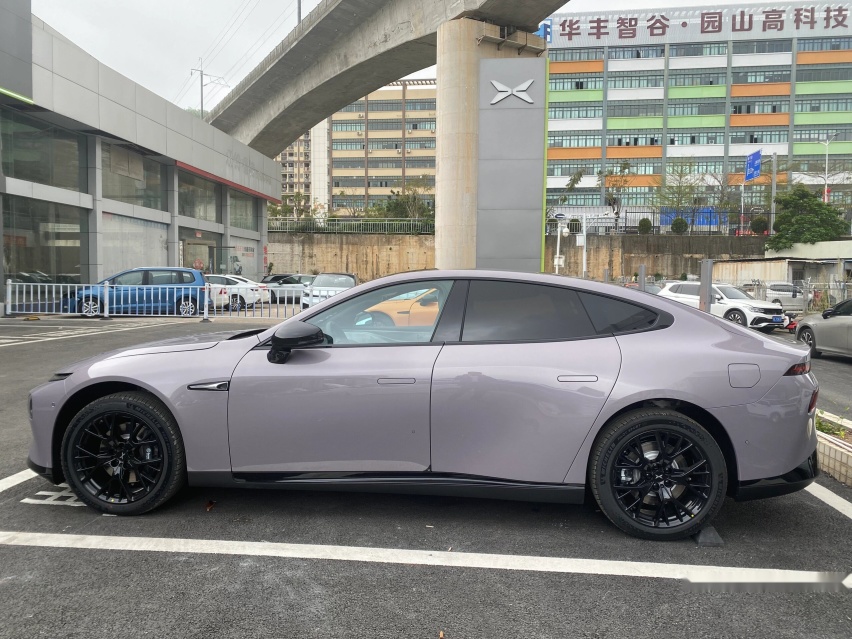 24款小鹏P7i鹏翼版到店，配“星暮紫”车色+双50W快充，增后驱版