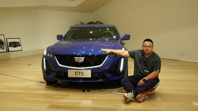 凯迪拉克CT5实拍，2.0T+10AT，尺寸远超宝马3系