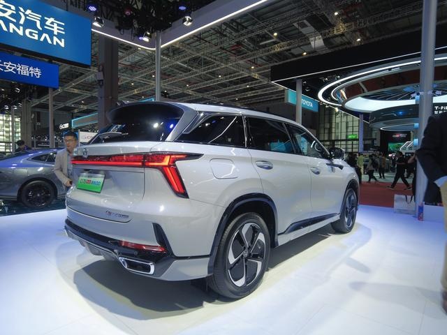 第三代长安CS75 PLUS智电iDD实拍，前脸造型时尚，续航能力提升