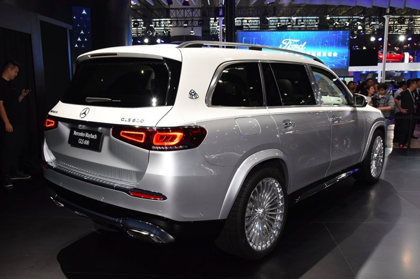 梅赛德斯-迈巴赫GLS 600 VS宾利添越V8，你会选择谁