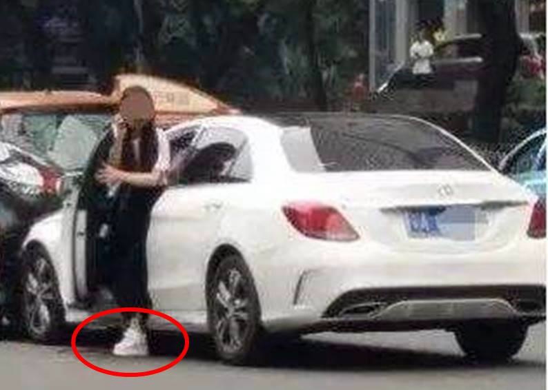 奔驰女路口闯红灯连撞13人，事故真相曝光，网友表示难以信服