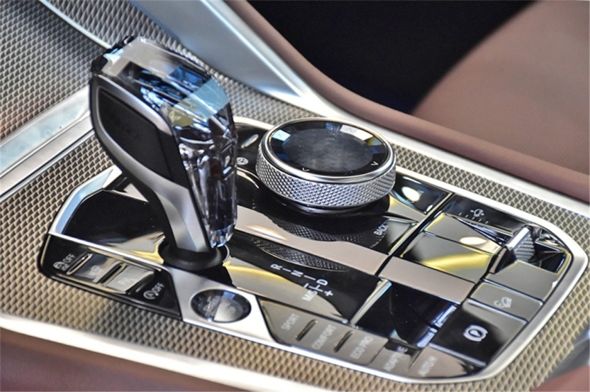 百万级Coupe SUV实拍对比 宝马X6和奥迪Q8谁更香？
