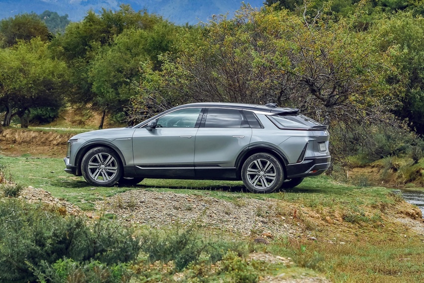 号称凯迪拉克“最美SUV”，如今官降6万，特斯拉Model Y不香了？
